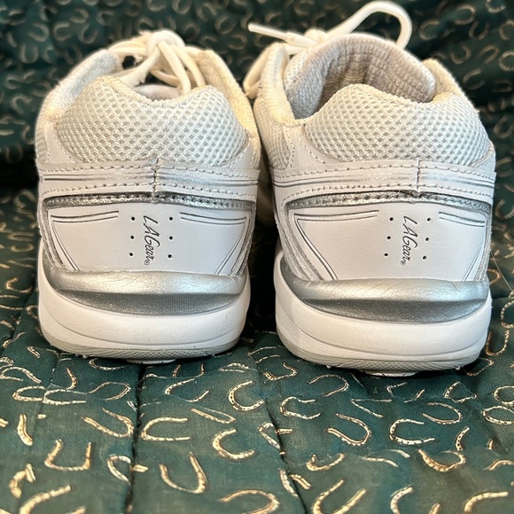 Women's White Walk-n-Tone Sneakers. 9.5 M - Picture 4 of 9